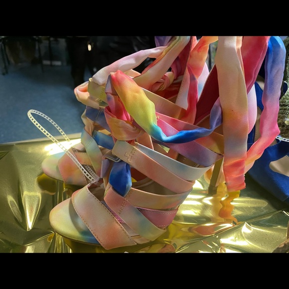 Gorgeous Pastel Watercolor inspired Gianni Bini heels!!! - Picture 2 of 3
